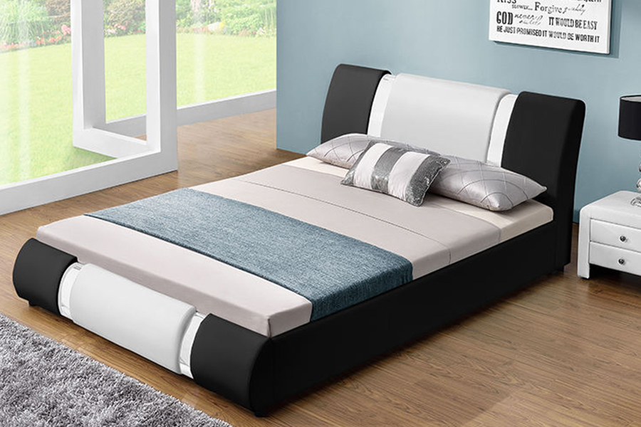 1146 Kissen mit Silberfaden verziert, gepolstertes Bett
