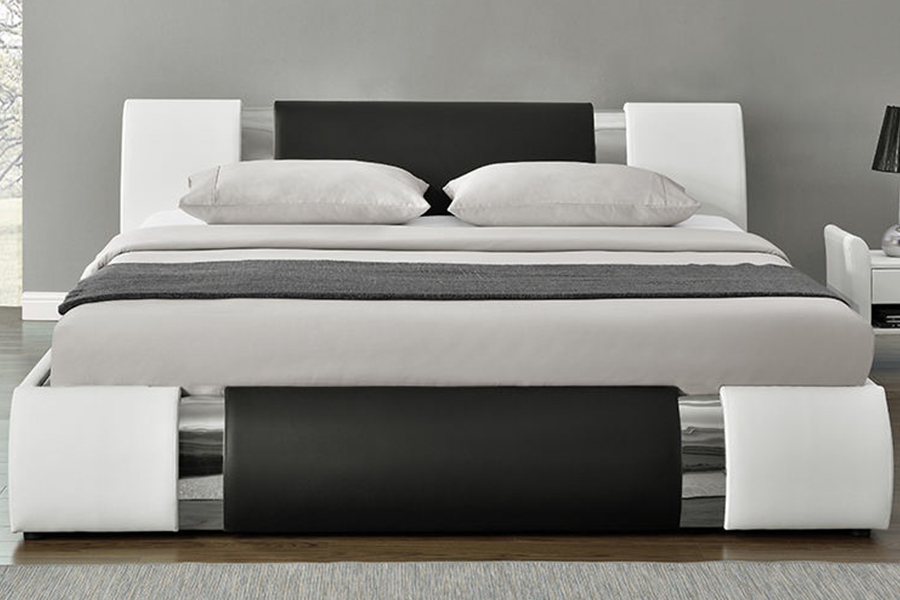 1146 Kissen mit Silberfaden verziert, gepolstertes Bett