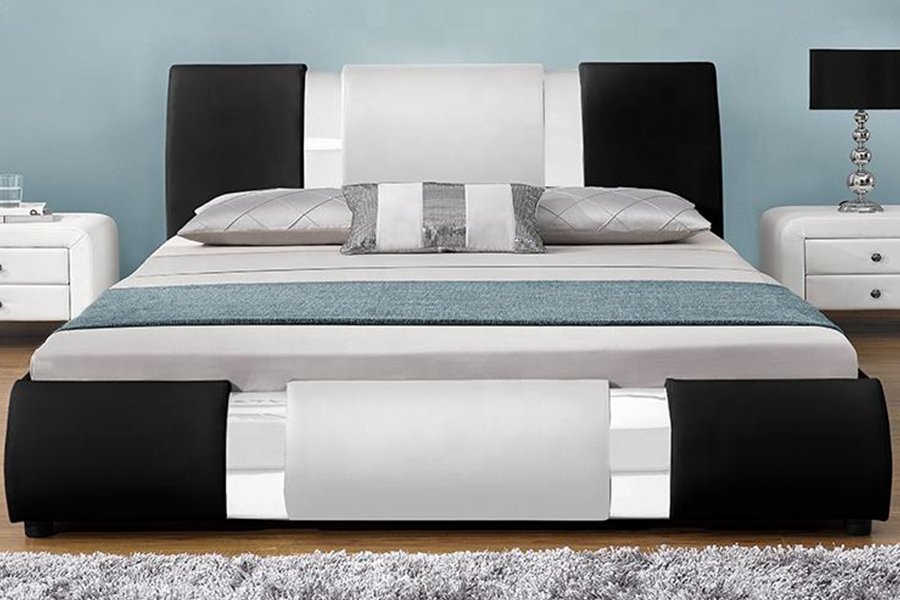 1146 Kissen mit Silberfaden verziert, gepolstertes Bett