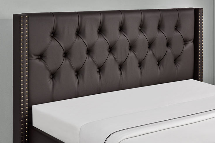 1210 Wing Design klassisches Polsterbett mit Nieten