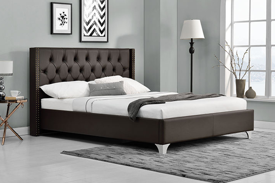 1210 Wing Design klassisches Polsterbett mit Nieten