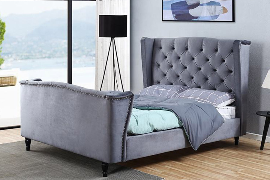 1399 gepolstertes Wingback-Knopfbett aus Samtstoff