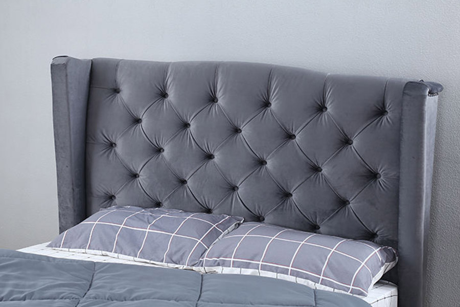 1399 gepolstertes Wingback-Knopfbett aus Samtstoff