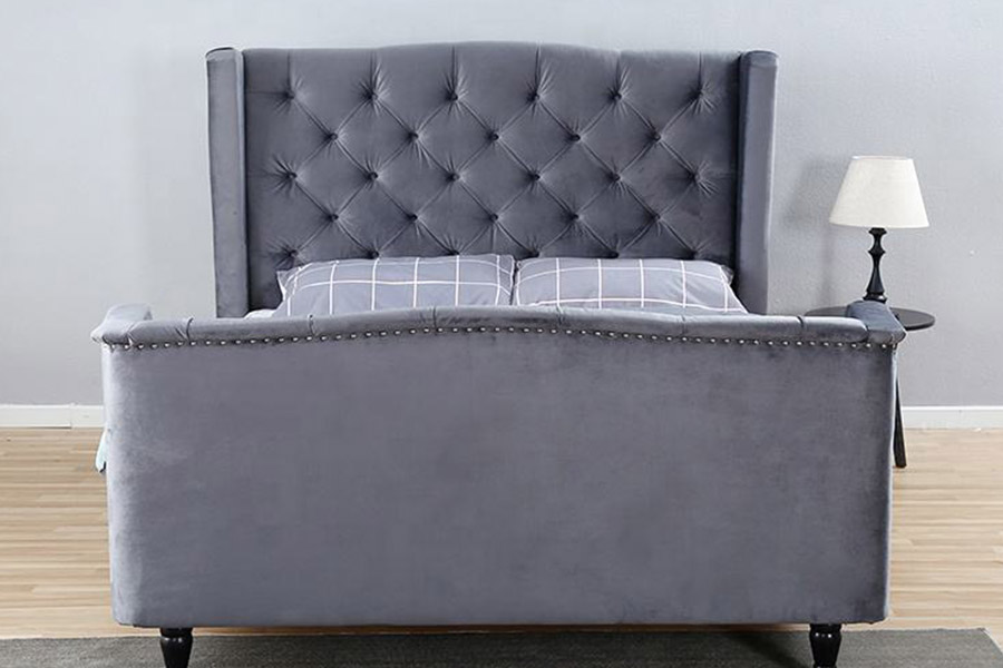 1399 gepolstertes Wingback-Knopfbett aus Samtstoff