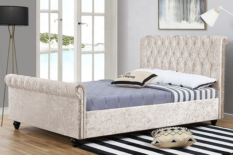 1366 Modernes Schlittenbett, gepolstertes Bett aus Samtstoff