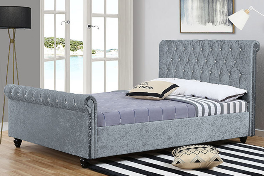 1366 Modernes Schlittenbett, gepolstertes Bett aus Samtstoff