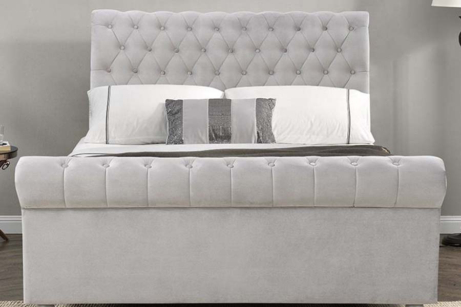 1563 Klassisches, silberfarbenes Schlittenbett, gepolstertes Bett