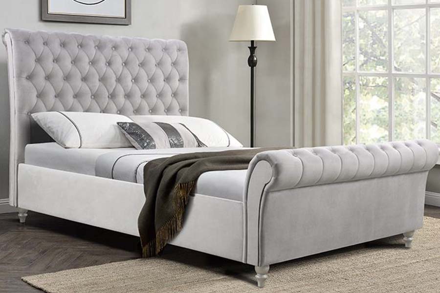 1563 Klassisches, silberfarbenes Schlittenbett, gepolstertes Bett