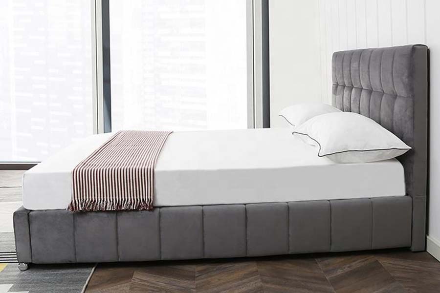 1555 Polsterbett mit quadratischem Blockkopfteil und Samtstoff