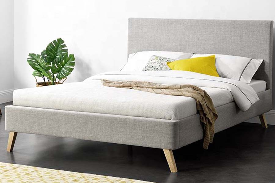 1525 Doppelbett mit Holzrahmen und weicher Polsterung