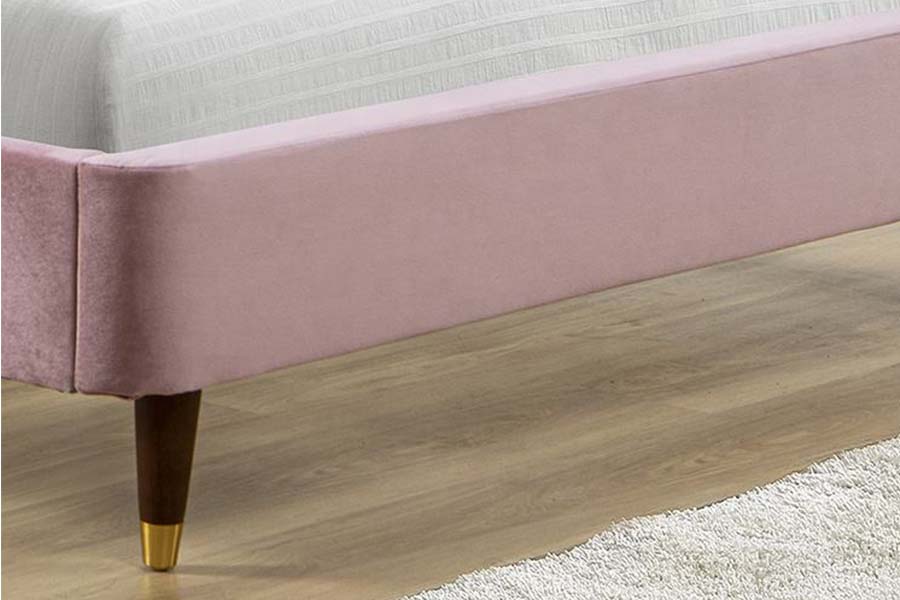 1598 Polsterbett aus rosa Samtstoff mit Holzpaneel