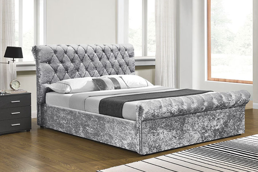 1153G Chesterfield Ottoman-Bett mit Stauraum aus Pannesamt und Kristall