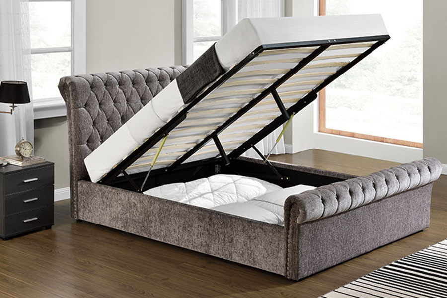 1153G Chesterfield Ottoman-Bett mit Stauraum aus Pannesamt und Kristall