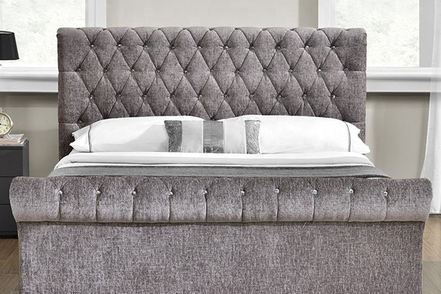 1153G Chesterfield Ottoman-Bett mit Stauraum aus Pannesamt und Kristall