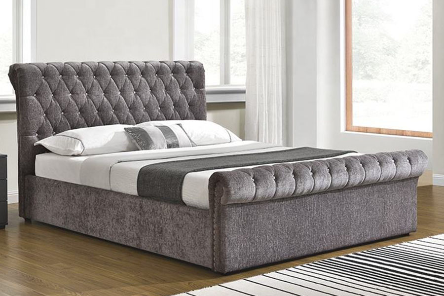 1153G Chesterfield Ottoman-Bett mit Stauraum aus Pannesamt und Kristall