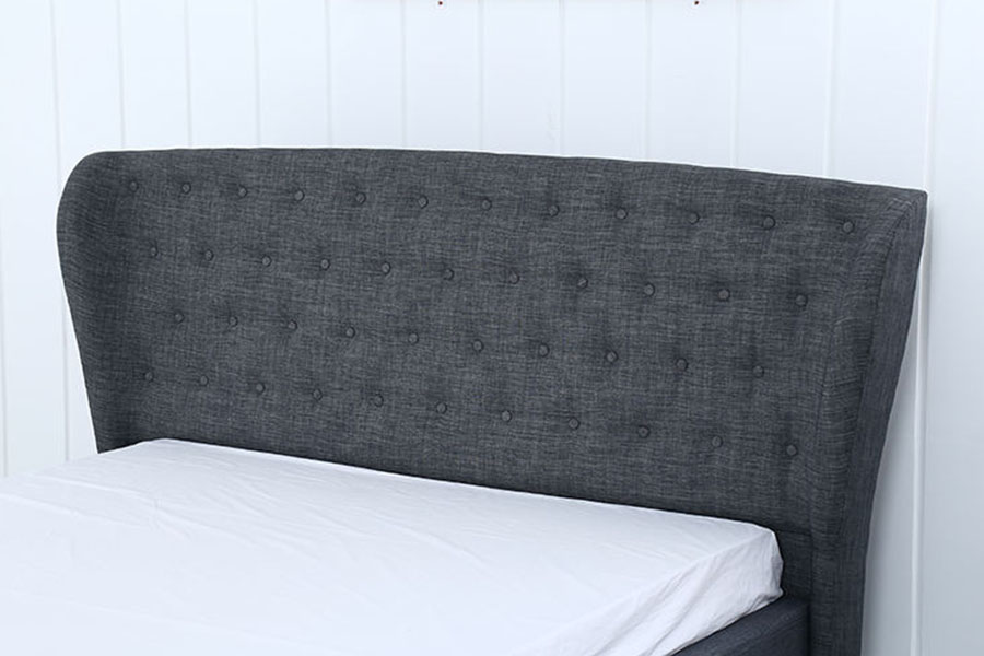 1292G Europäisches Wingback-Polsterbett aus grauem Leinen mit geknöpften Holzbeinen